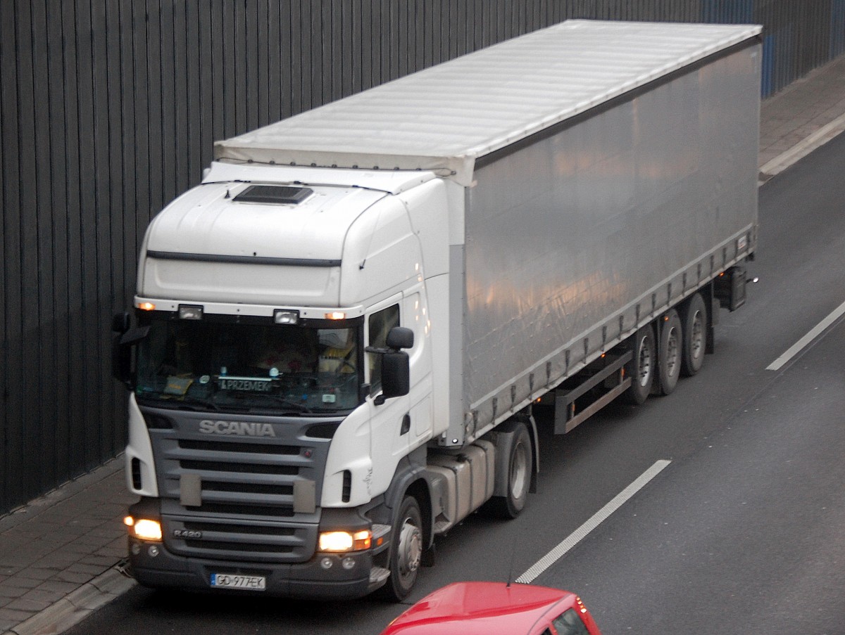 SCANIA R420 Sattelzug am 12.12.13 Berliner Stadtautobahn Höhe Knobelsdorffstr.