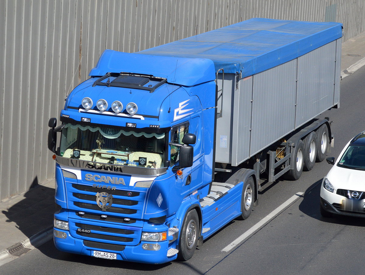 SCANIA R440 Sattelkipper mit Planeüberzug am 21.04.16 Berliner Stadtautobahn Höhe Knobelsdorffstr.