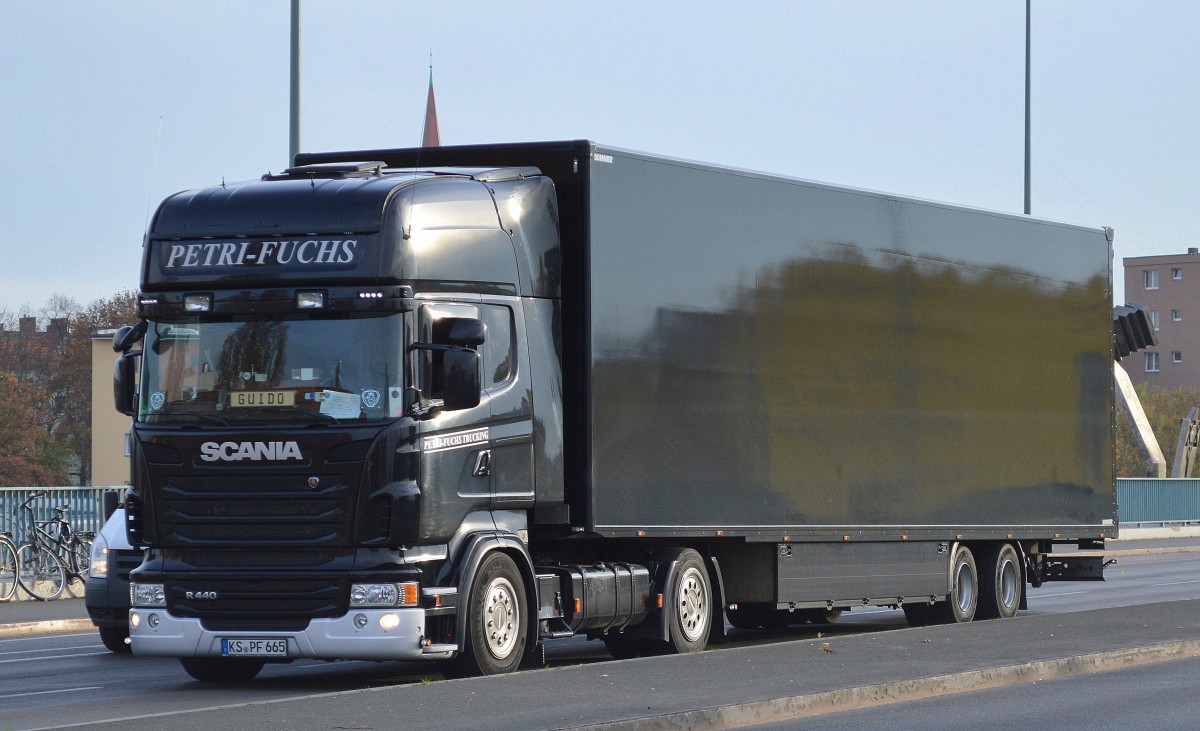 SCANIA R440 Sattelzug von PETRI-FUCHS ganz in schwarz am 04.11.14 Berlin-Putlitzbrücke.