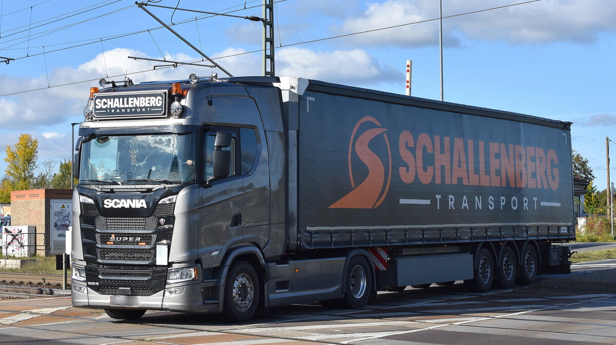Schallenberg Transport GmbH mit einem optisch tollen Sattelzug mit neuerer SCANIA SUPER 500 S Zugmaschine am 13.10.25 Höhe Bahnübergang Rodleben.