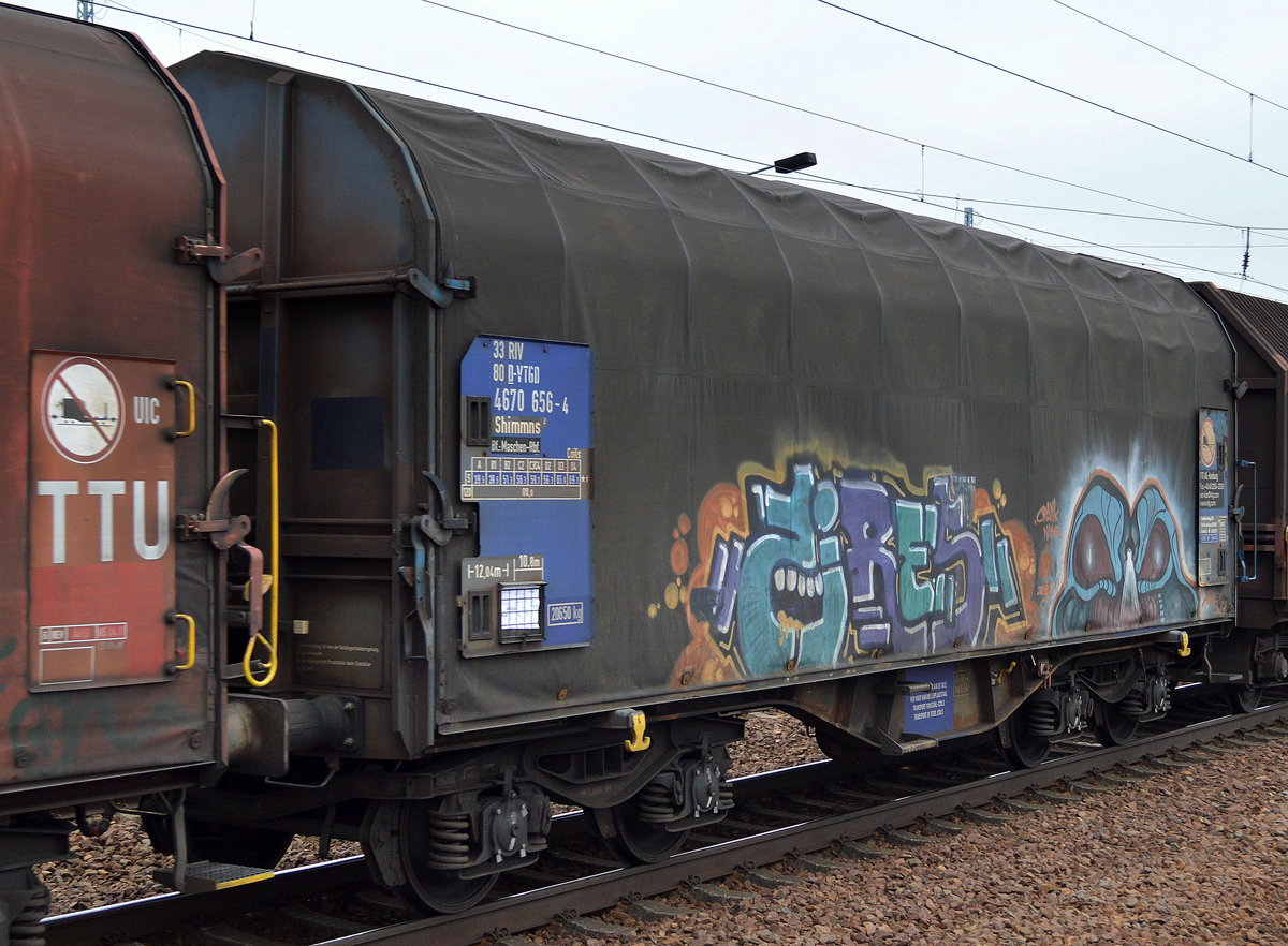 Schiebepanewagen für Coil-Transporte vom Einsteller VTG mit der Nr. 33 RIV 80 D-VTGD 4670 656-4 Shimmns2 am 12.04.16 Bf. Flughafen Berlin-Schönefeld.