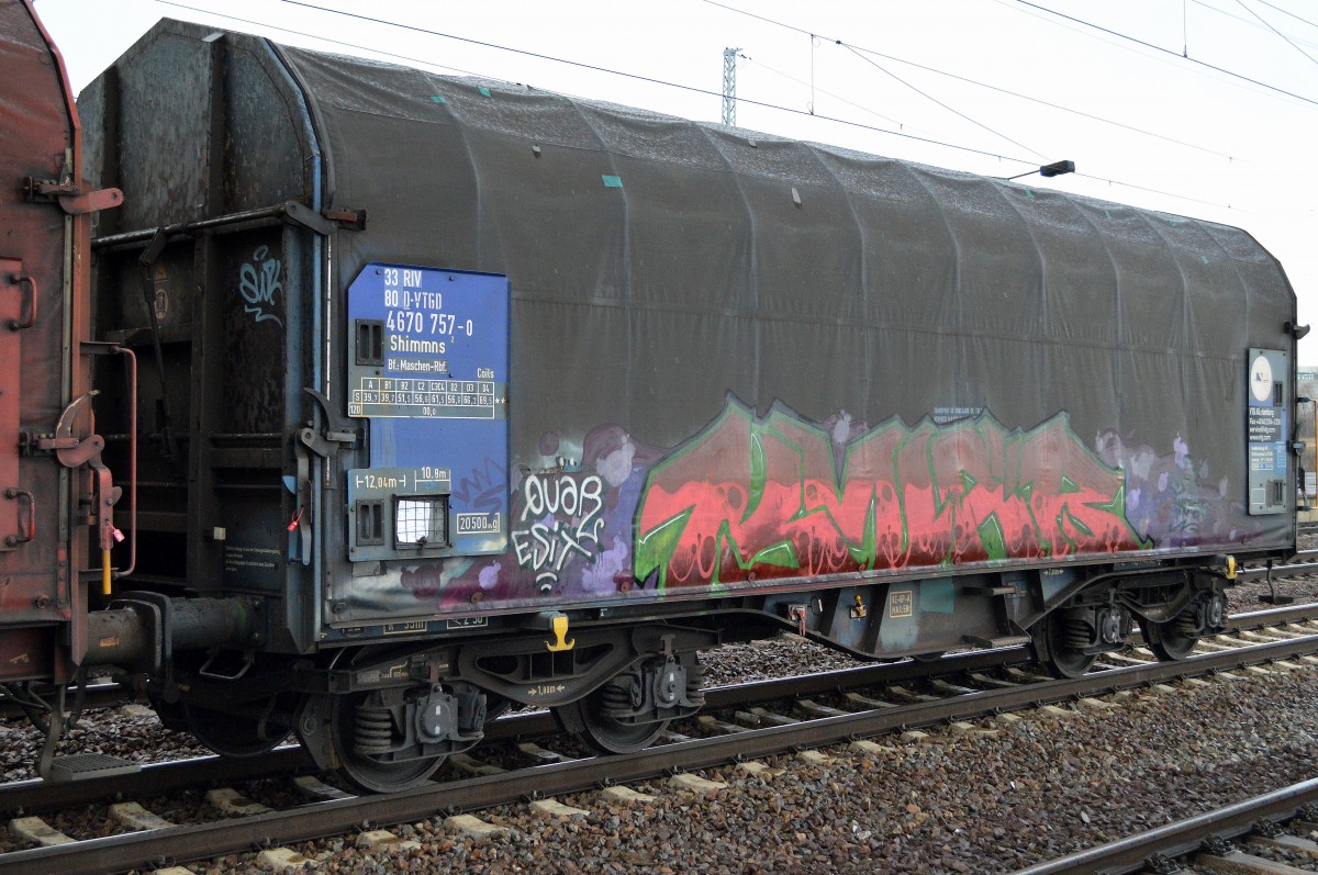 Schiebeplanenwagen für Coiltransporte vom Einsteller VTG mit der Nr. 33 RIV 80 D-VTGD 4670 757-0 Shimmns 2 Bf.:Maschen-Rbf. Coils am 27.03.15 Bhf. Flughafen Berlin-Schönefeld.