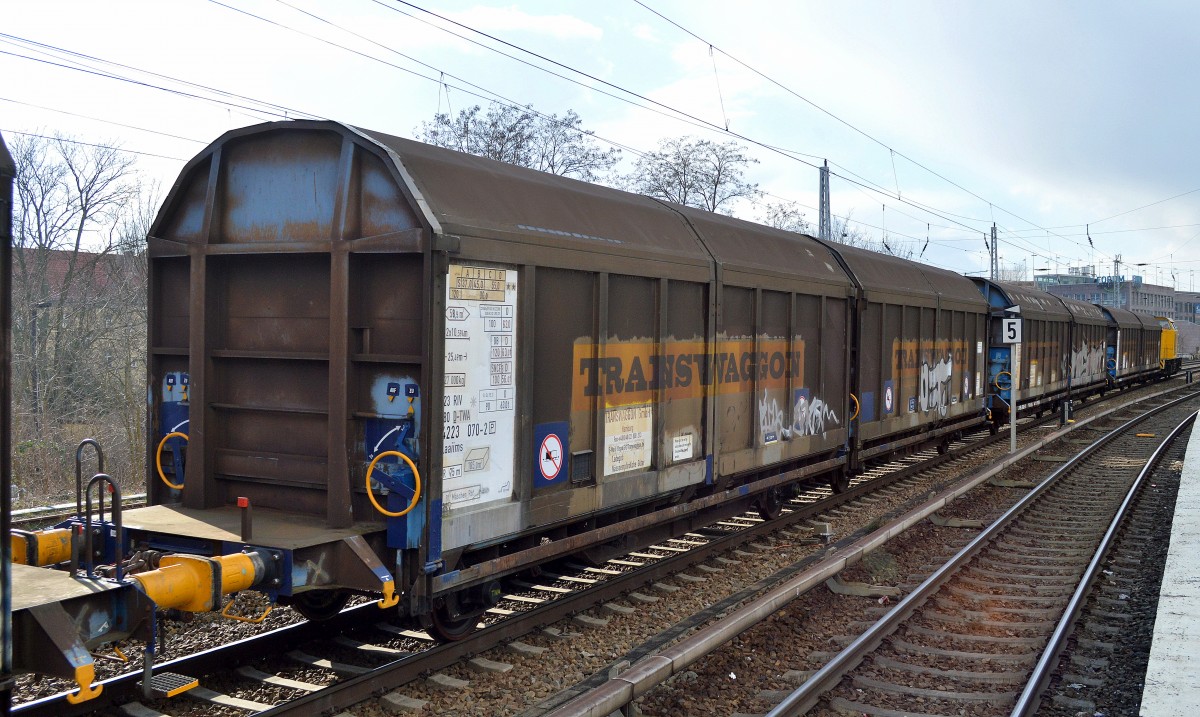 Schiebewand-Doppelwageneinheiten vom Typ Laaiims vom Einsteller TRANSWAGGON mit der Nr. 23 RIV 80 D-TWA 4223 070-2 Laaiims am 25.02.16 Berlin-Köpenick. 