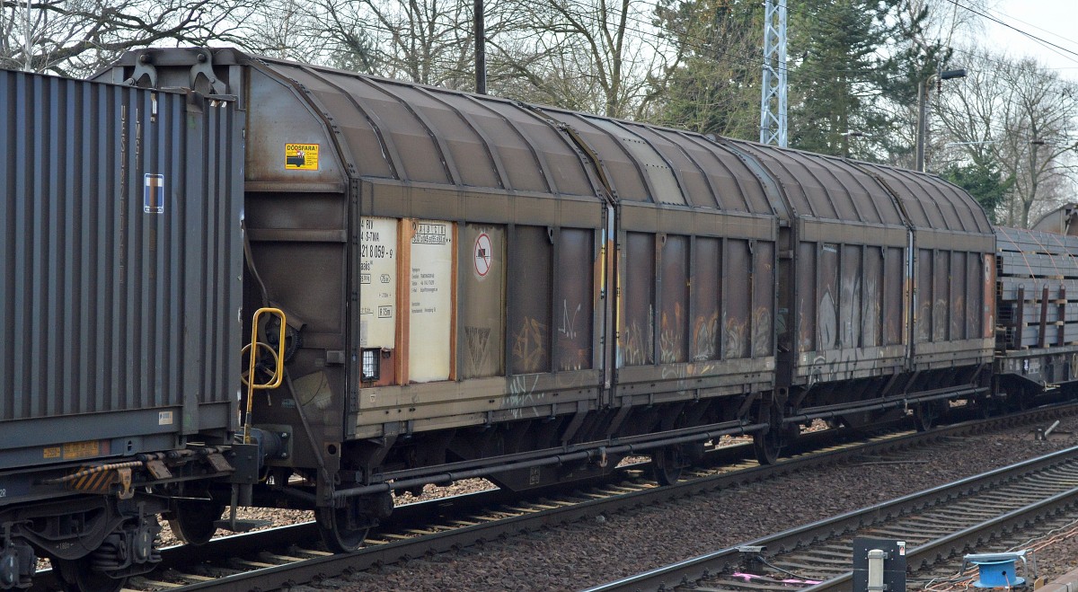 Schiebewand-Wageneinheit vom Einsteller TRANSWAGGON AB eingestellt in Schweden mit der Nr. 24 RIV 74 S-TWA 421 8 059-9 Laaiis 985 Heimatbahnhof: Helsingborg Gb am 01.03.16 Berlin-Hirschgarten.