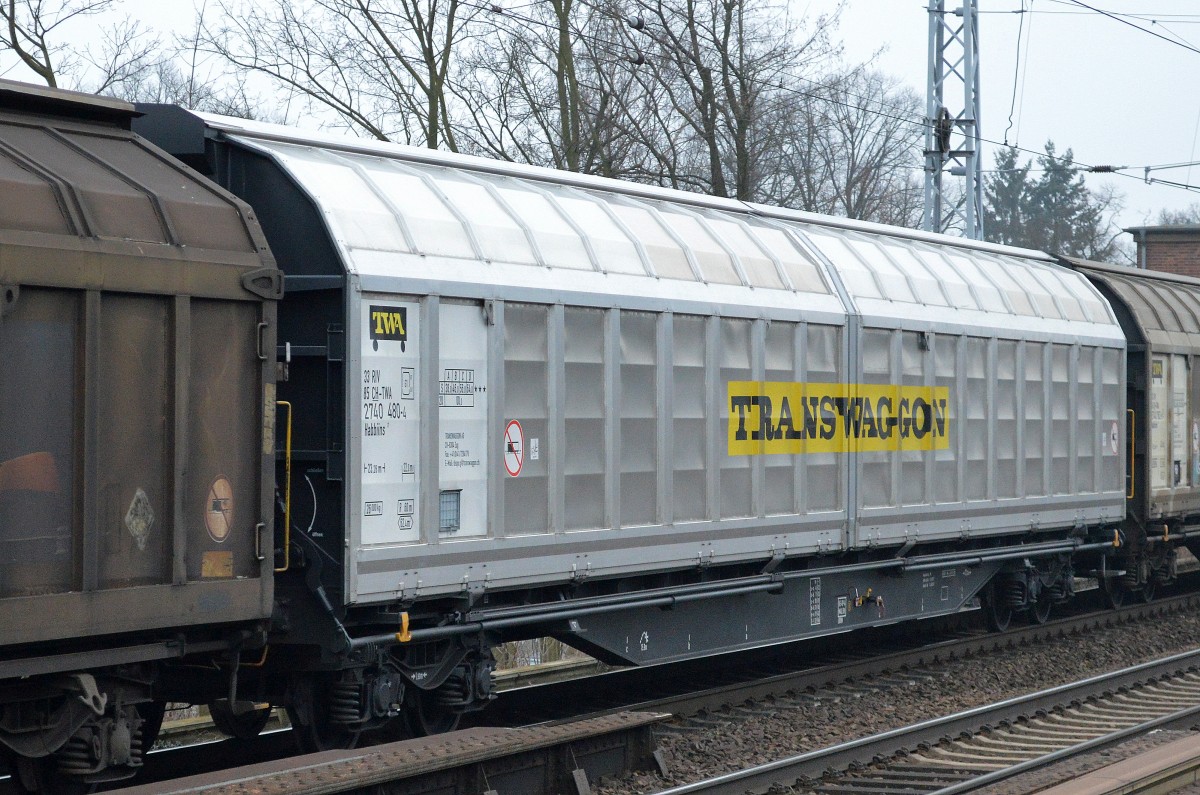 Schiebewandwagen vom Einsteller Transwaggon eingestellt in der Schweiz mit der Nr. 33 RIV 85 CH-TWA 2740 480-4 Habbiins 17 am 16.02.15 Berlin-Karow.