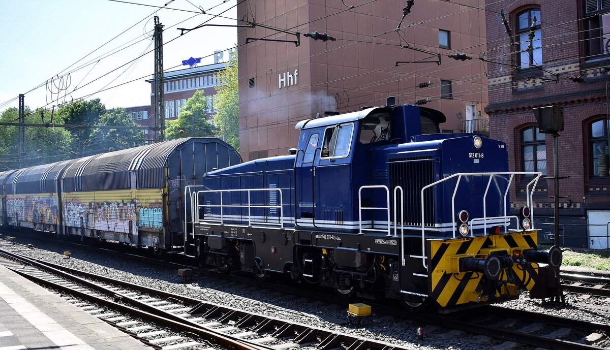 Schlünß Eisenbahn Logistic mit ihrer Krauss-Maffei M 1200 Diessellok  V 119 / 512 011-8  (NVR:  98 80 3512 011-8 D-SEL ) und einem Gannzug geschlossener PKW-Transportwagen am 14.05.25 Höhe Bahnhof Hamburg-Harburg.