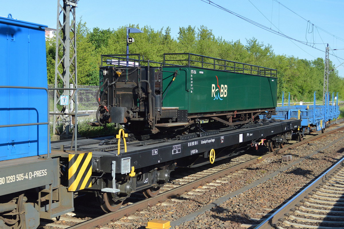 Schmalspurtransportwagen (80 80 9901 001-5 D-PRESS Uas) beladen mit einem Aussichtswagen (RBB 970-594) für die Rügensche Bäderbahn beladen + Schutzwagen am 01.06.17 Richtung Rügen im Bf. Berlin-Hohenschönhausen.