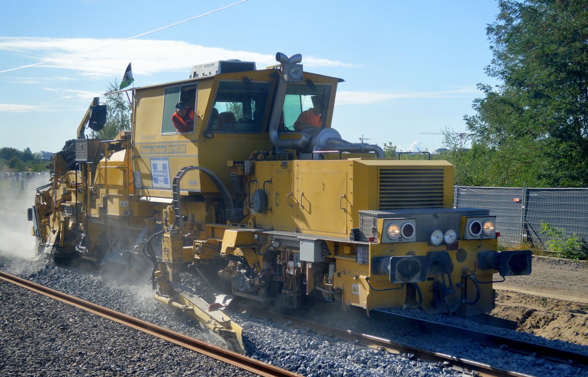 Schnellschotterplaniermaschine Plasser & Theurer SSP 110 SW der Fa. HARTUNG-BAU Fulda im Einsatz in Berlin Neubau der Fernbaustrecke zwischen Berlin-Lichtenberg-Grünauer Kreuz Höhe Adlershof am 09.09.15