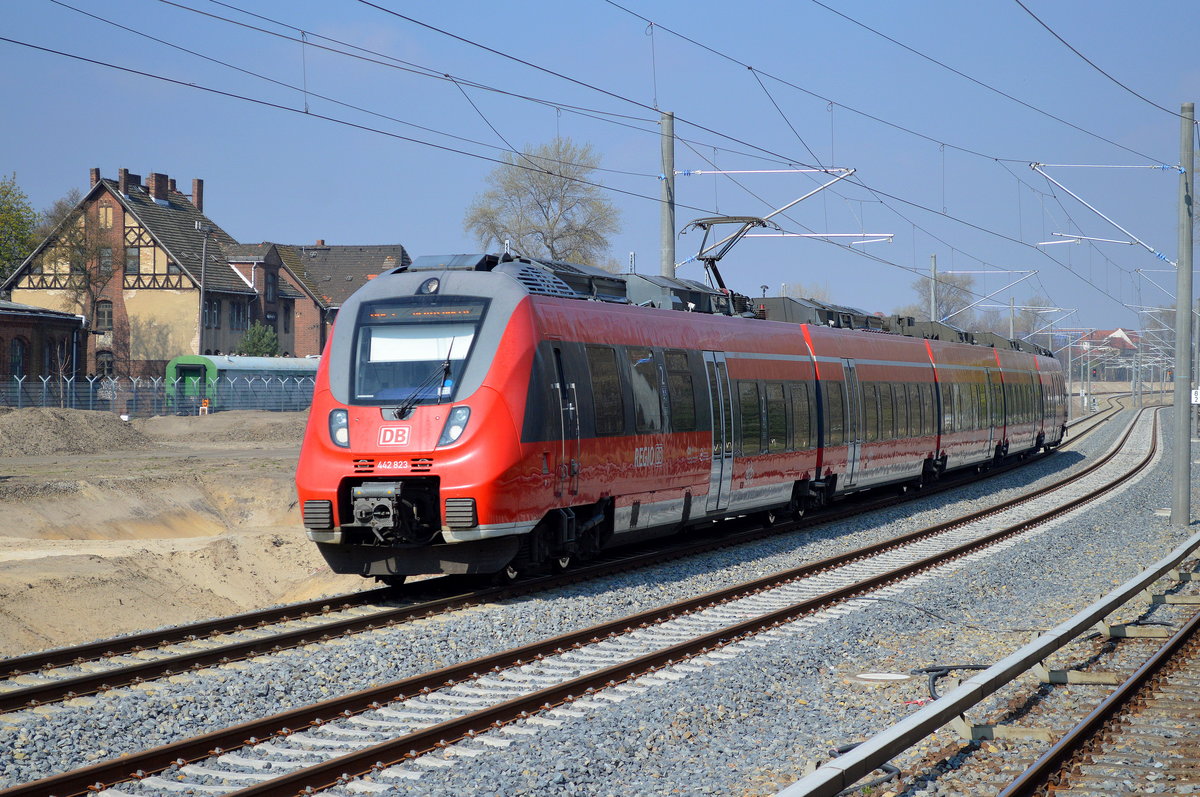 Schöne Fotostellen bietet die Neubaustrecke zwischen Berlin-Lichtenberg und Grünauer Kreuz allemal, hier die RB14 nach Senftenberg mit 442 823 Höhe Betriebsbahnhof Schöneweide, leider ist die Strecke immer noch eingleisig und an der Baustelle Berlin-Schöneweide (fehlende Brücke) sieht man im Moment noch nicht mal Bauarbeiter mehr? Die DB hat den Starttermin zur Streckenöffnung gehalten die Fertigstellung der Strecke hat anscheinend jetzt Zeit ohne Ende, typische DB Politik, 13.04.16