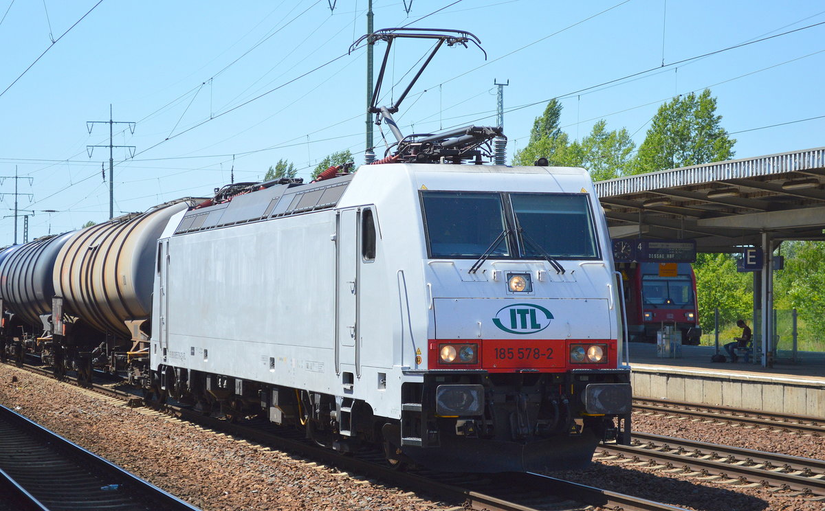 Schon eigenartig, die anderen wurden alle eilig in das Captrain- Farbschema umgeklebt, nur 185 578-2 von ITL fährt weiter in ihrer langweiligen Grundfarbe rum, hier mit Kesselwagenzug am 23.06.16 Bf. Flughafen Berlin-Schönefeld.