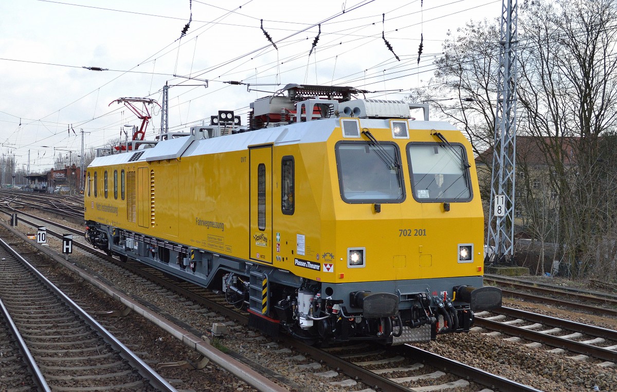 Schon seit 11/14 auf den Schienen, trotzdem sehe ich dieses DB Netz Dienstfahrzeug das erste Mal, es ist der relativ neue Diagnose Verbrennungstriebwagen vom Hersteller P&T (Abk. DVT BR 702.2) zur Fahrwegmessung, er trägt die Nr. 702 201 (99 80 9163 001-7) beim Gleis umsetzen Gbf. Berlin-Köpenick am 26.01.16