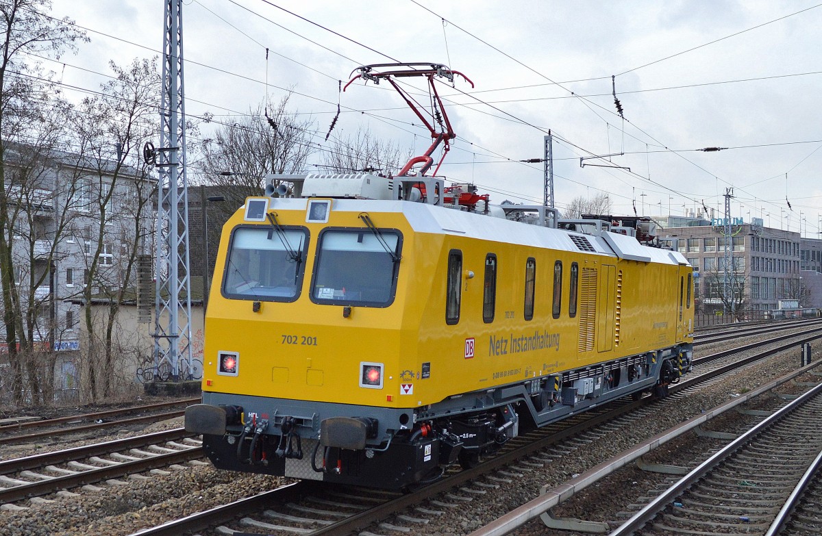 Schon seit 11/14 auf den Schienen, trotzdem sehe ich dieses DB Netz Dienstfahrzeug das erste Mal, es ist der relativ neue Diagnose Verbrennungstriebwagen vom Hersteller P&T (Abk. DVT BR 702.2) zur Fahrwegmessung, er trägt die Nr. 702 201 (99 80 9163 001-7) beim Gleis umsetzen Gbf. Berlin-Köpenick am 26.01.16