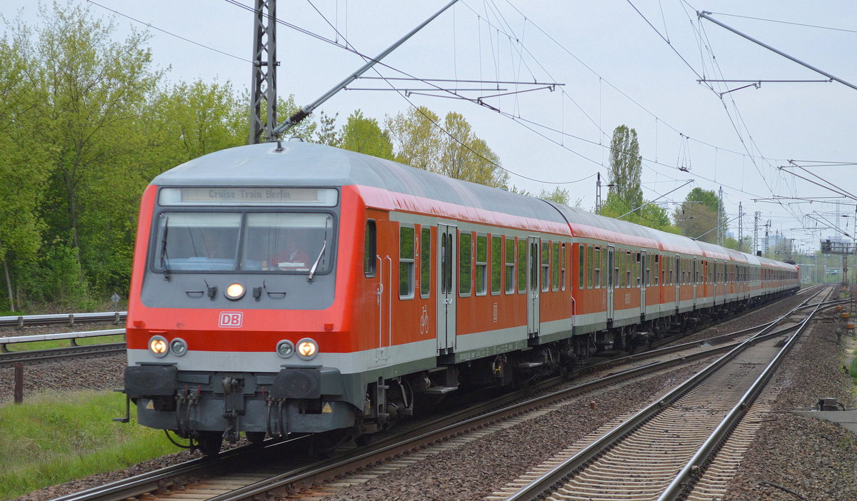 Schon seit ein paar Wochen ist wieder Saison der Kreuzfahrer-Sonderzüge zwischen Warnemünde und Berlin, hier auf dem Rückweg zum Kreuzfahrer-Pier in Warnemünde, Steuerwagen voran angeschoben von 112 188 am 03.05.17 Bf. Berlin-Hohenschönhausen