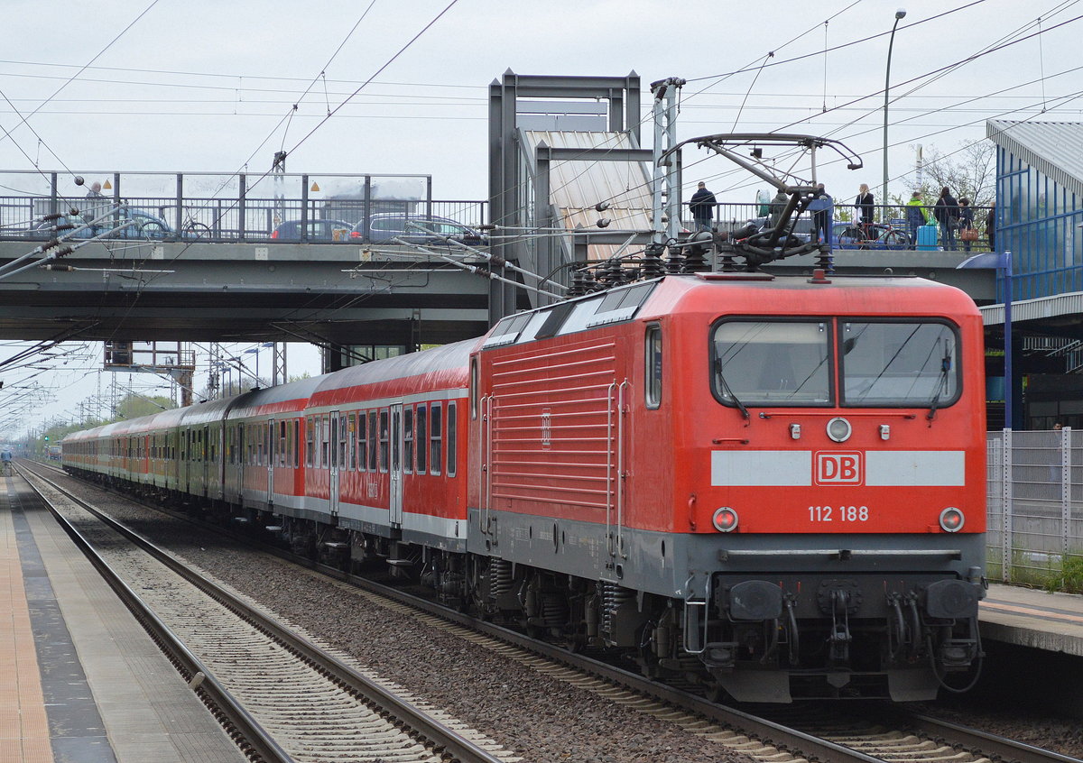 Schon seit ein paar Wochen ist wieder Saison der Kreuzfahrer-Sonderzüge zwischen Warnemünde und Berlin, hier auf dem Rückweg zum Kreuzfahrer-Pier in Warnemünde, Steuerwagen voran angeschoben von 112 188 am 03.05.17 Bf. Berlin-Hohenschönhausen.