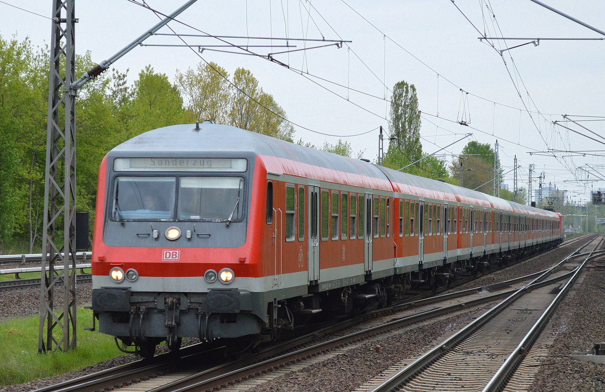 Schon seit ein paar Wochen ist wieder Saison der Kreuzfahrer-Sonderzüge zwischen Warnemünde und Berlin, hier auf dem Rückweg zum Kreuzfahrer-Pier in Warnemünde, Steuerwagen voran angeschoben von 112 101 am 03.05.17 Bf. Berlin-Hohenschönhausen.