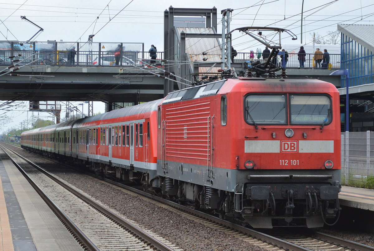 Schon seit ein paar Wochen ist wieder Saison der Kreuzfahrer-Sonderzüge zwischen Warnemünde und Berlin, hier auf dem Rückweg zum Kreuzfahrer-Pier in Warnemünde, Steuerwagen voran angeschoben von 112 101 am 03.05.17 Bf. Berlin-Hohenschönhausen.