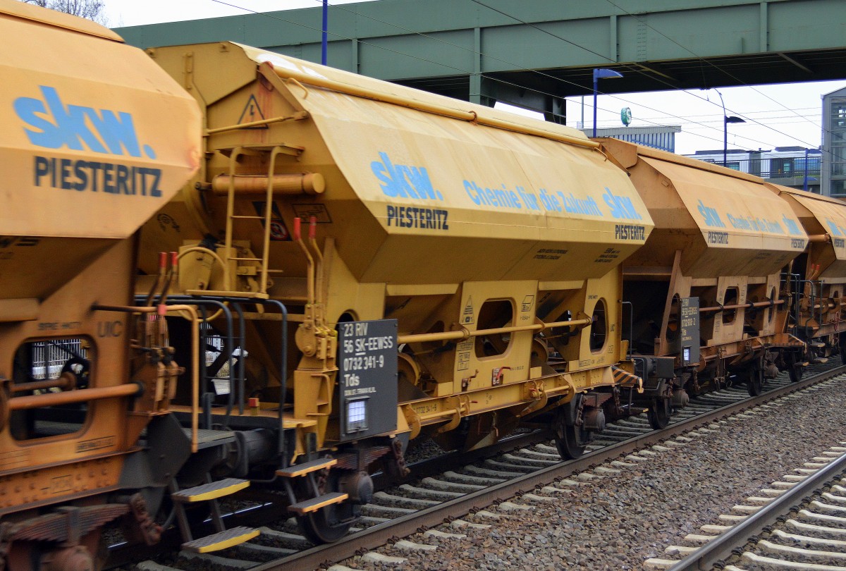 Schon seit vielen Jahre für die Fa. skw.PIESTERITZ im Einsatz. Slowakische gelbe zweiachsige Schüttgutwagen mit Schwenkdach vom Einsteller EEWS spol. s.r.o. Diese Wagen dienen den Transport von nässeempfindlichen Gütern wie Düngemitteln und Chemikalien. Im Bild der Wagen mit der Nr. 23 RIV 56 SK-EEWSS 0732 341-9 Tds am 10.03.16 Berlin-Hohenschönhausen.