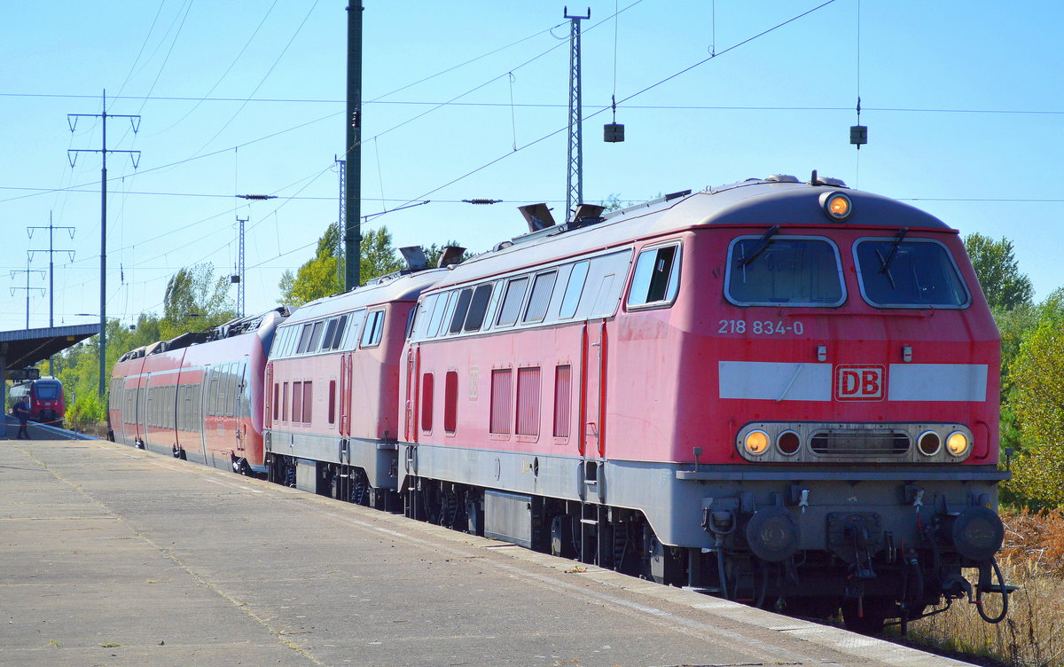 Schon viele Jahre im Bereich Berlin/Brandenburg im Notfalldienst bereit wenn ICE oder andere Triebzüge/Loks den Geist aufgeben, die Doppeltraktion 218 834-0 + 218 832-4 holt den Schad-Triebzug 442 135 in Bf. Flughafen Berlin-Schönefeld ab, der dort immerhin 1,5 Std. den restlichen Regionalverkehr behinderte, 15.09.16