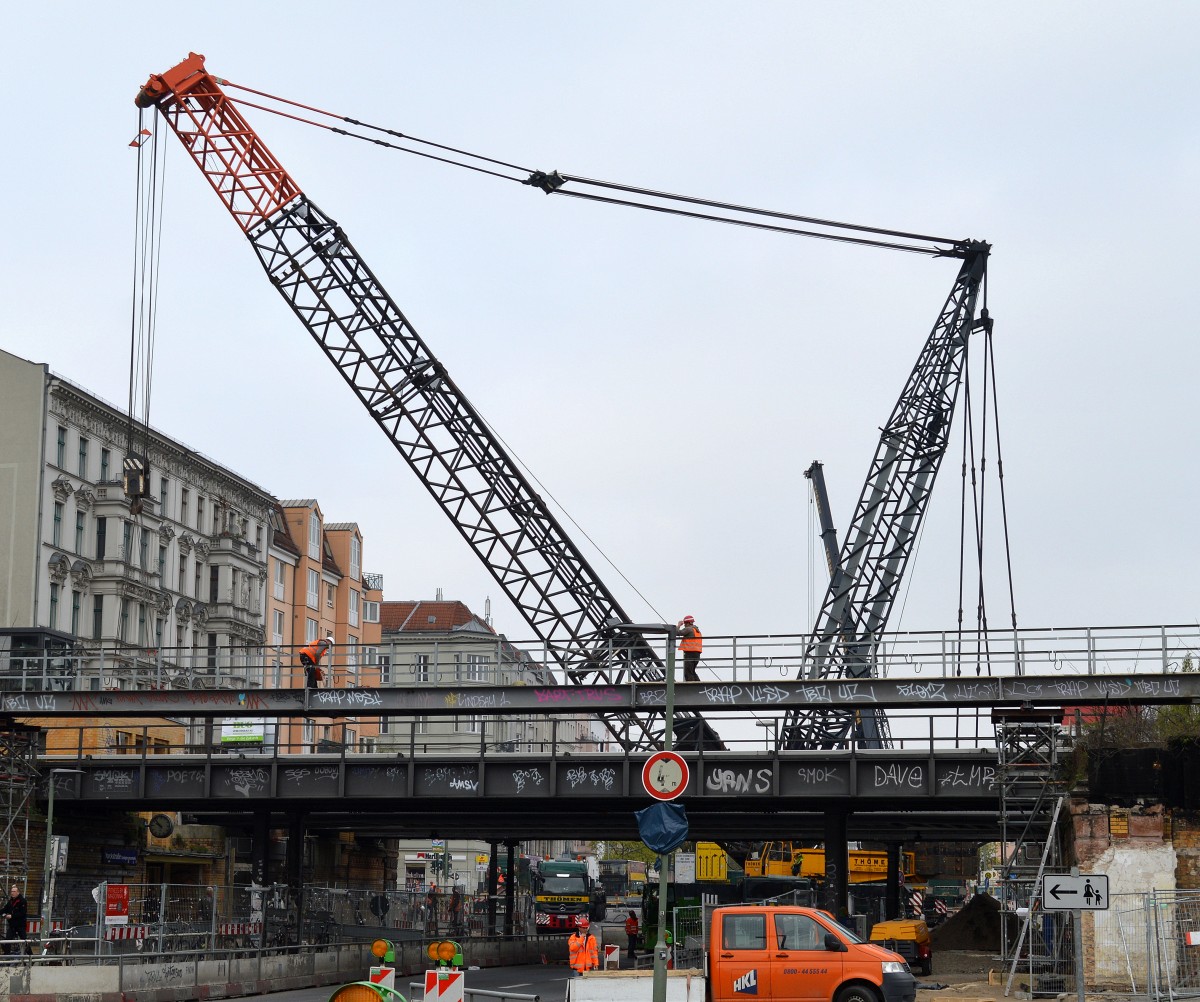 Schon von weitem ein gewaltiger Anblick, die Gittermastausleger eines TH�MEN LIEBHERR LG 1550 aus Hamburg im Einsatz beim Br�cken einsetzen eines Br�ckenneubaus S-Bhf. Berlin Yorkstr. 05.04/06.04.14 Berlin-Kreuzberg.