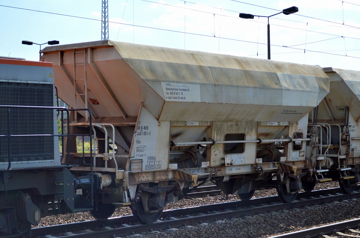 Sch�ttgutwagen mit dosierbarer Schwerkraftentladung der NEB mit der Nr. 74 80 D-NEB 6451 051-2 Fcs am 28.08.14 Bhf. Flughafen Berlin-Sch�nefeld.