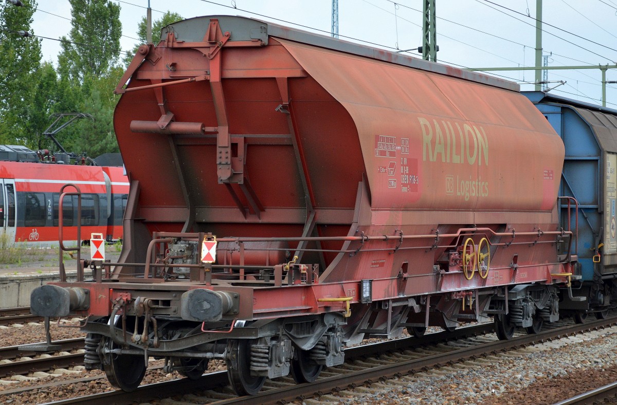 Sch�ttgutwagen mit �ffnungsf�higem Dach und Schwerkraftentladung f�r den Transport von Kalisalz der DB mit der Nr. 31 RIV 80 D-DB 069 1(3)? 918-3 Tanoos-z 896 am 07.08.14 in einem gemischten G�terzug im Bhf. Flughafen Berlin-Sch�nefeld. 