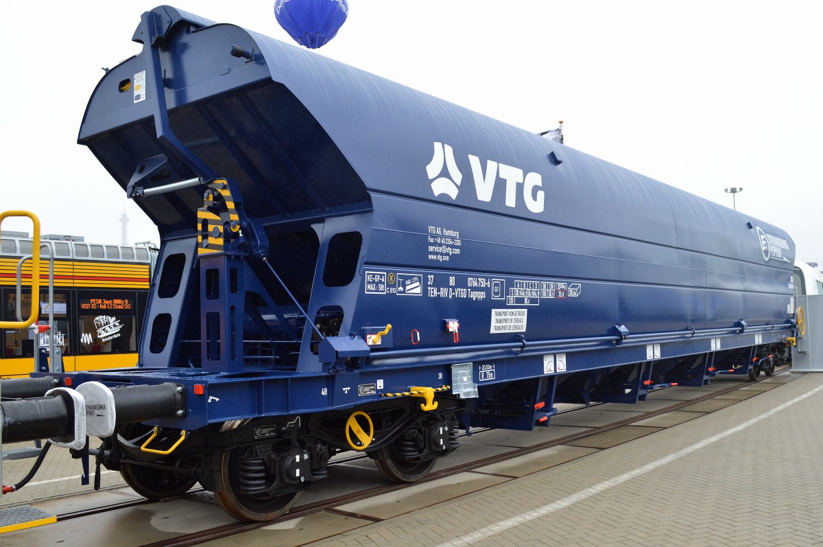 Schüttgutwagen mit Schwenkdach zum Getreidetransport vom tschechischen Hersteller Transvagonka A.S. Propad mit der Nr. 37 TEN-RIV 80 D-VTGD 0764 750-6 Tagnpps (N-406-00) für den Wageneinsteller VTG in Hamburg am 26.09.14 Inno Trans Berlin.