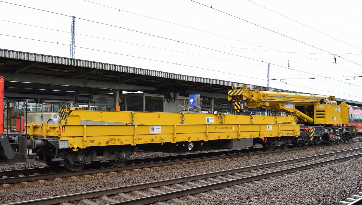 Schutzwagen des Schienenkrans KIROW KRC 810T der Fa. MGW aus Berlin mit der Nr. 37 80 3900 198-7 (P) MGWB am 01.06.15 Bhf.,  Flughafen Berlin-Schönefeld.