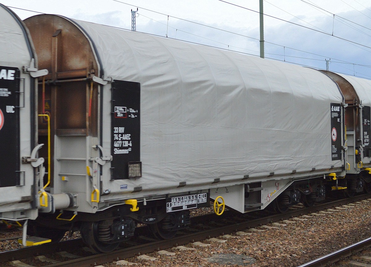 Schwedischer Drehgestell-Flachwagen mit Schiebeplane für Coiltransporte vom Einsteller AAE Cargo mit der Nr. 33 RIV 74 S-AAEC 4677 138-4 Shimmns 63 am 09.11.15 Bhf. Flughafen Berlin-Schönefeld.
