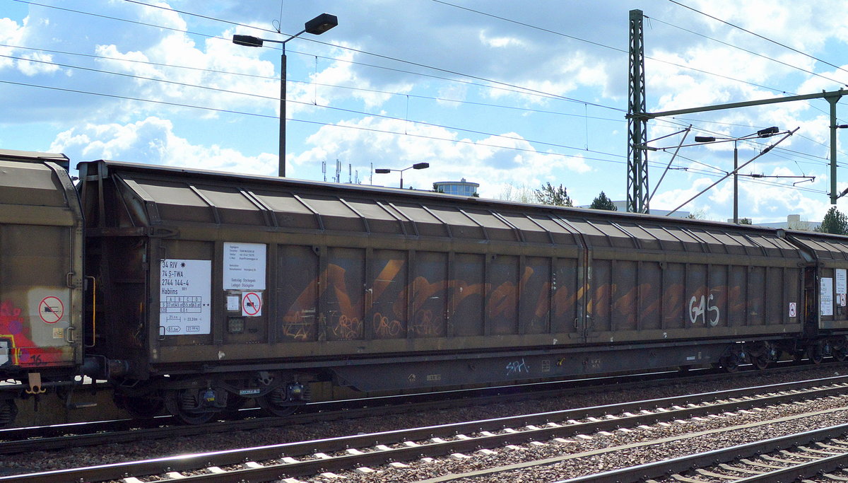 Schwedischer Großraum-Schiebewandwagen vom Einsteller TRANSWAGGON mit der Nr. 34 RIV 74 S-TWA 2744 144-4 Habiins 901 Ladegut: Stückgüter am 06.04.17 Bf. flughafen Berlin-Schönefeld.