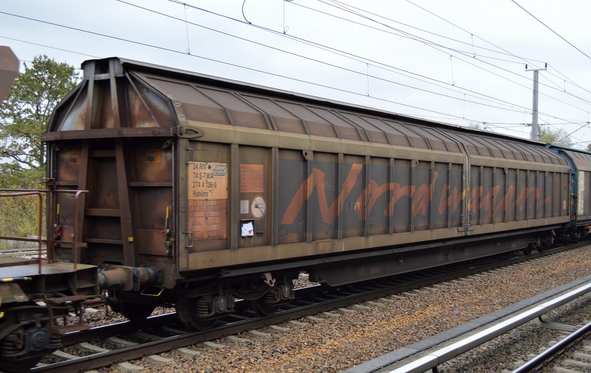 Schwedischer Schiebewandwagen vom Einsteller TRANSWAGGON (noch erkennbar die alte NORDWAGGON Lackierung) mit der Nr. 34 RIV 74 S-TWA 274 4 136-0 Habiins 901 am 22.1.014 Berlin-Blankenburg.