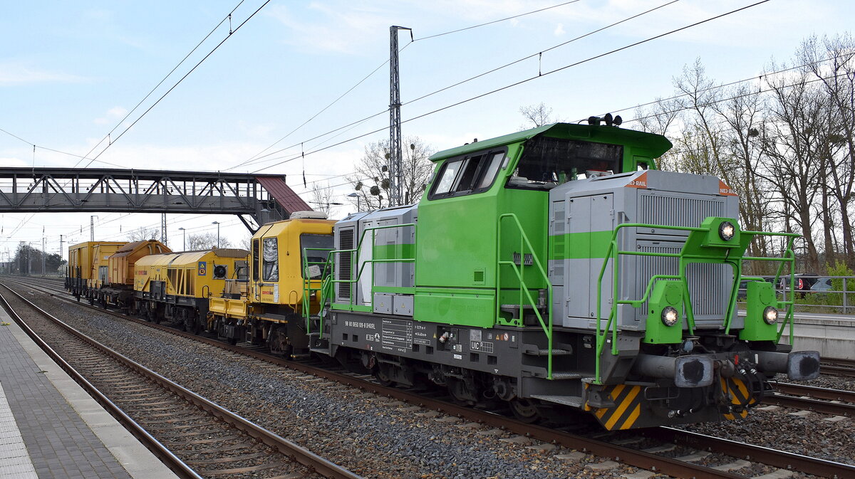 Schweerbau GmbH & Co. KG, Stadthagen [D]mit der geleasten Nexrail AssetCo Sàrl vossloh G 6 Lok [NVR-Nummer: 98 80 0650 109-8 D-NXRL] und ihrem Technologieträger D-HOB 2500 (Drehhobel) + Beiwagen am Haken am 14.04.25 Höhe Bahnhof Saarmund.