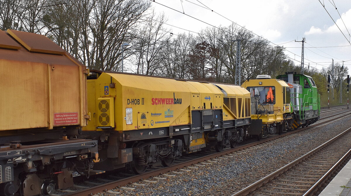 Schweerbau GmbH & Co. KG mit ihrem Technologieträger D-HOB 2500 (Drehhobel) + Beiwagen am Haken einer angemieteten vosslog G 6 Lok am 14.04.25 Höhe Bahnhof Saarmund. 