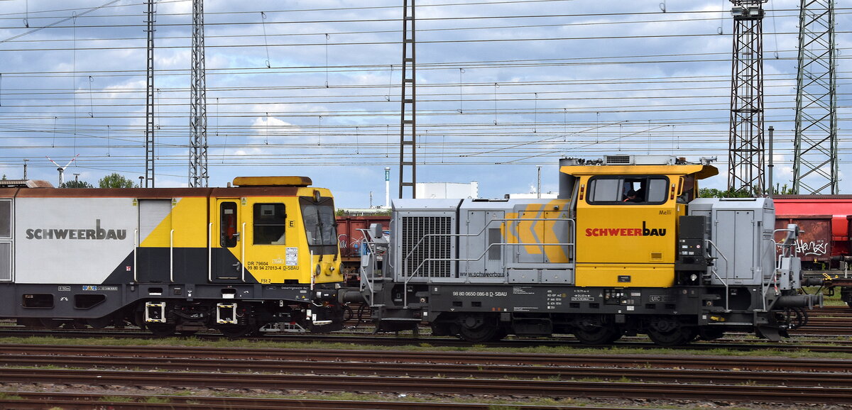 Schweerbau GmbH & Co. KG, Stadthagen [D] mit ihrer vossloh G 6 Diesellok, Name:  Melli 
[NVR-Nummer: 98 80 0650 086-8 D-SBAU] und firmeneigener Schienenschleifmaschine Höhe Rbf Rothensee (Magdeburg) am 08.05.25