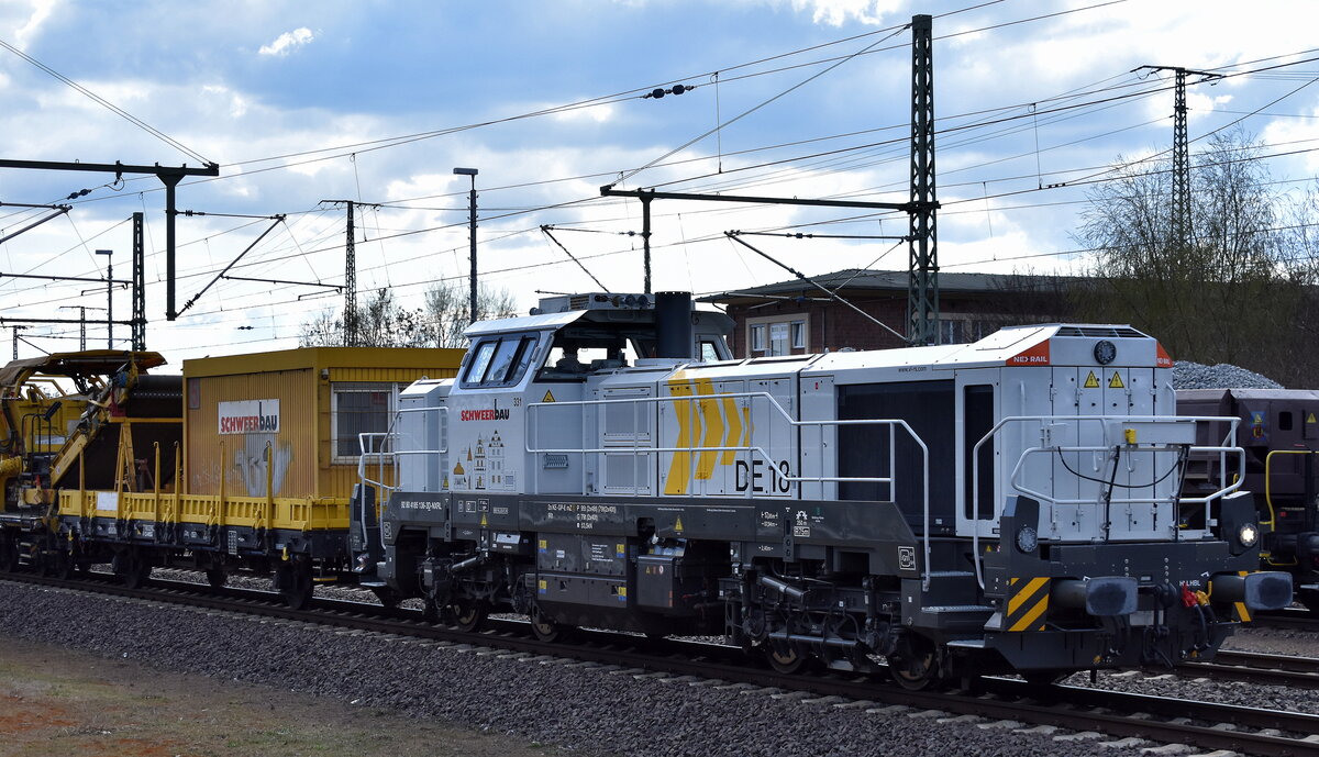 Schweerbau Logistik GmbH, Stadthagen [D] mit der geleasten Nexrail vossloh DE 18 Diesellok  331  [NVR-Nummer: 92 80 4185 136-3 D-NXRL] und der firmeneigenen Plasser & Theurer Planumssanierung & Reinigungsmaschine RPM-RS-900 + mit Materialfördereinheiten von P&T Typ MFS 100 u. Beiwagen am 01.04.25 Höhe Bahnhof Magdeburg Hbf.