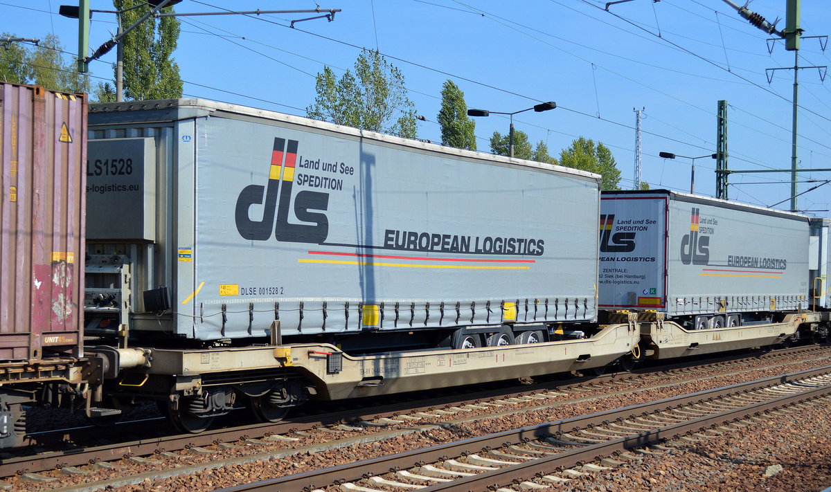 Schweizer Gelenk-Taschenwagen vom Einsteller AAEC mit der Nr. 33 TEN-RIV 85 CH-AAEC 4993 053-9 Sdggmrs 175 am 08.09.16 Bf. Flughafen Berlin-Schönefeld.