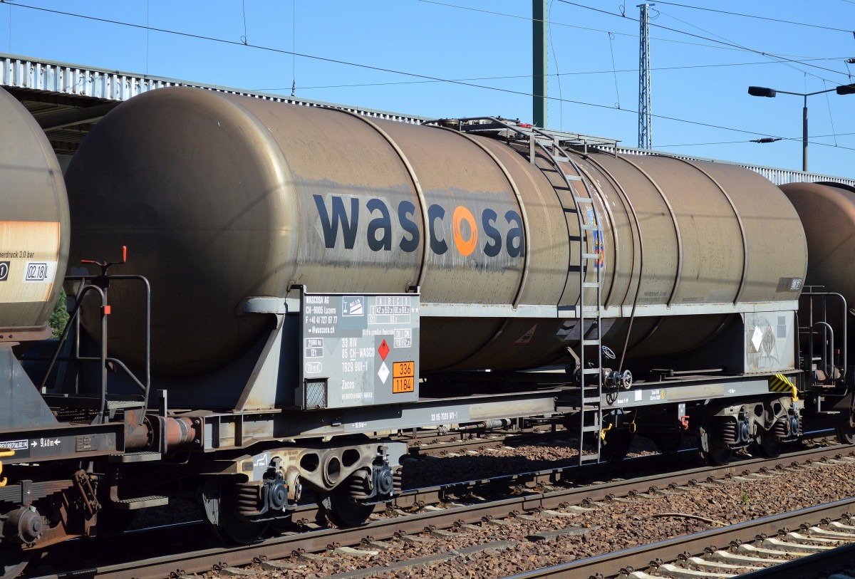 SCHWEIZER Kesselwagen vom Einsteller WASCOSA AG mit der Nr. 33 RIV 85 CH-WASCO 7929 901-1 Zacns HEIMATBAHNHOF: AARAU (UN-Nr. 336/1184 = ETHYLENE DICHLORIDE) am 21.04.15 Bhf. Flughafen Berlin-Schönefeld.