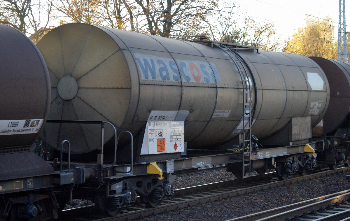 Schweizer Kesselwagen vom Einsteller WASCOSA mit der Nr. 33 RIV 85 CH-WASCO 7877 541-7 Zaces (UN-Nr. 336/1184 = Ethylendichlorid) am 02.11.15 Berlin-Hirschgarten.