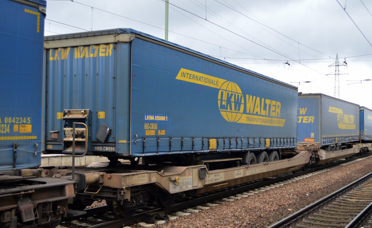 Schweizer Taschenwagen-Einheit mit der Nr. 33 RIV 85 CH-AAEC 4993 014-2 Sdggmrss (S 154) mit LKW Aufliegern beladen am 19.03.14 Bhf. Flughafen Berlin-Sch�nefeld.