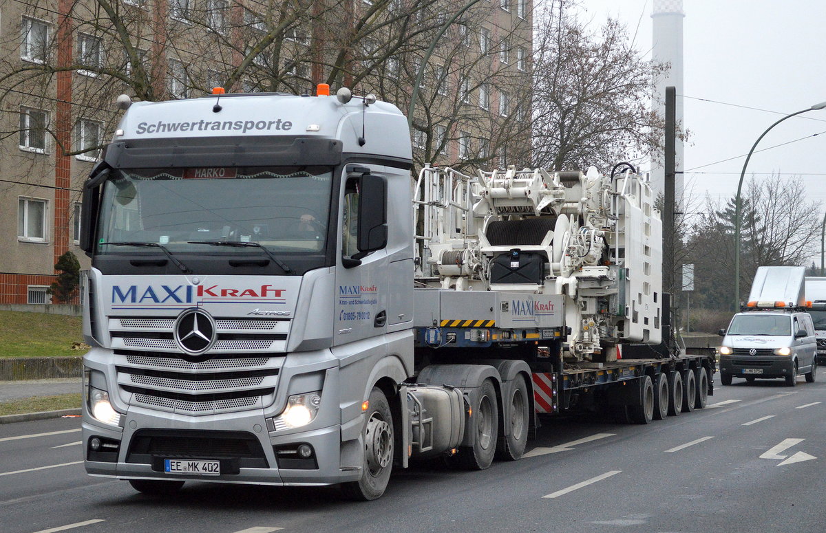 Schwertransport der Fa. MAXIKraft mit Mercedes-Benz 2652 LS 6X4 EURO 6 Zugmaschine mit Ladebrückenauflieger mit dem Motorsegment mit den Seilrollen eines LIEBHERR Hochkrans, dahinter der Begleitwagen dieses Transports am 23.01.17 Berlin-Marzahn.