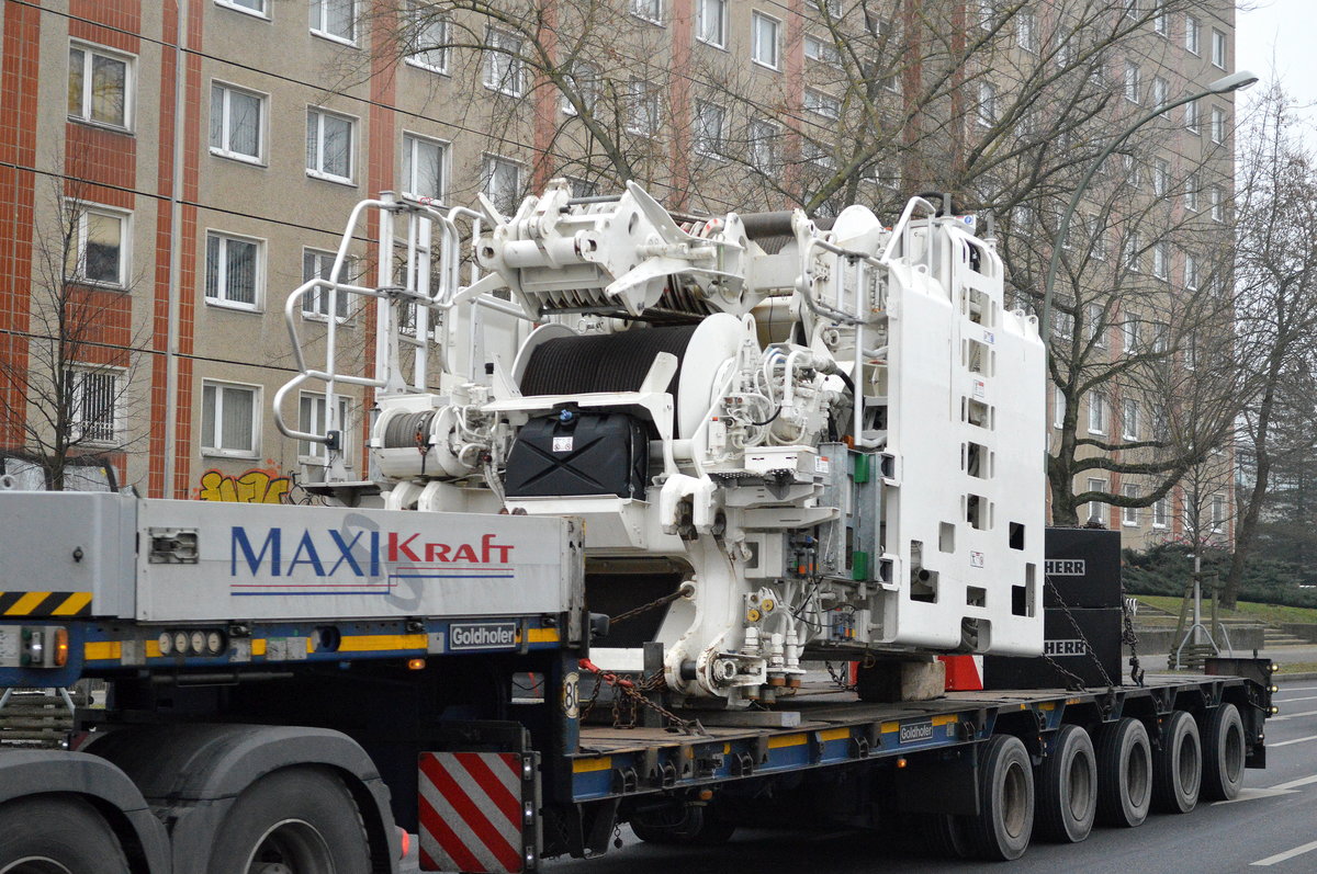 Schwertransport der Fa. MAXIKraft mit Mercedes-Benz 2652 LS 6X4 EURO 6 Zugmaschine mit Ladebrückenauflieger mit dem Motorsegment mit den Seilrollen eines LIEBHERR Hochkrans, dahinter der Begleitwagen dieses Transports am 23.01.17 Berlin-Marzahn.