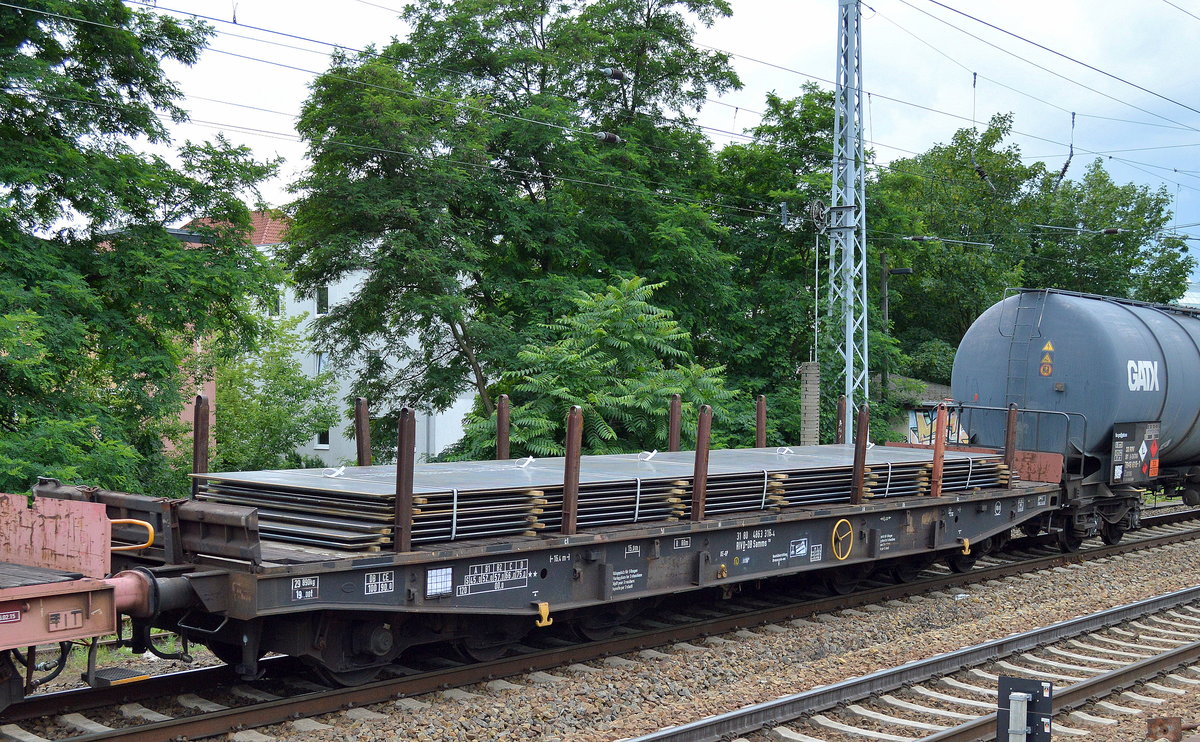 Sechsachsiger Drehgestell-Flachwagen der DB beladen mit Stahlplatten mit der Nr. 31 RIV 80 D-DB 4863 316-4 Samms 710 am 30.06.16 Berlin Köpenick.
