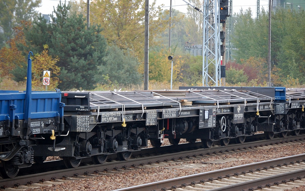 Sechsachsiger Drehgestell-Flachwagen f�r Schwertransporte aus Polen mit der Nr. 31 RIV MC 51 PL-PKPC 4858 019-6 Samms 2151 beladen mit Stahlplatten, 09.10.13 Bhf. Flughafen Berlin-Sch�nefeld.