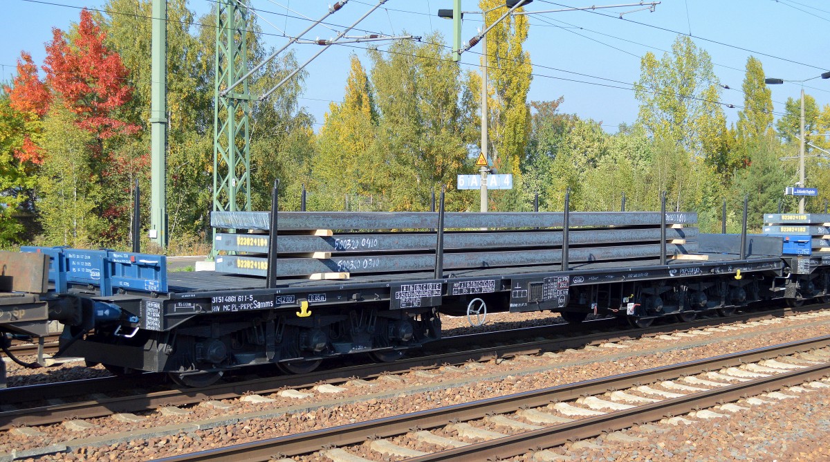 Sechsachsiger Drehgestell-Flachwagen der PKP Cargo mit Stahlbrammen beladen mit der Nr. 31 RIV MC 51 Pl-PKPC 4861 611-5 Samms am 05.10.15 Bhf. Flughafen Berlin-Schönefeld.