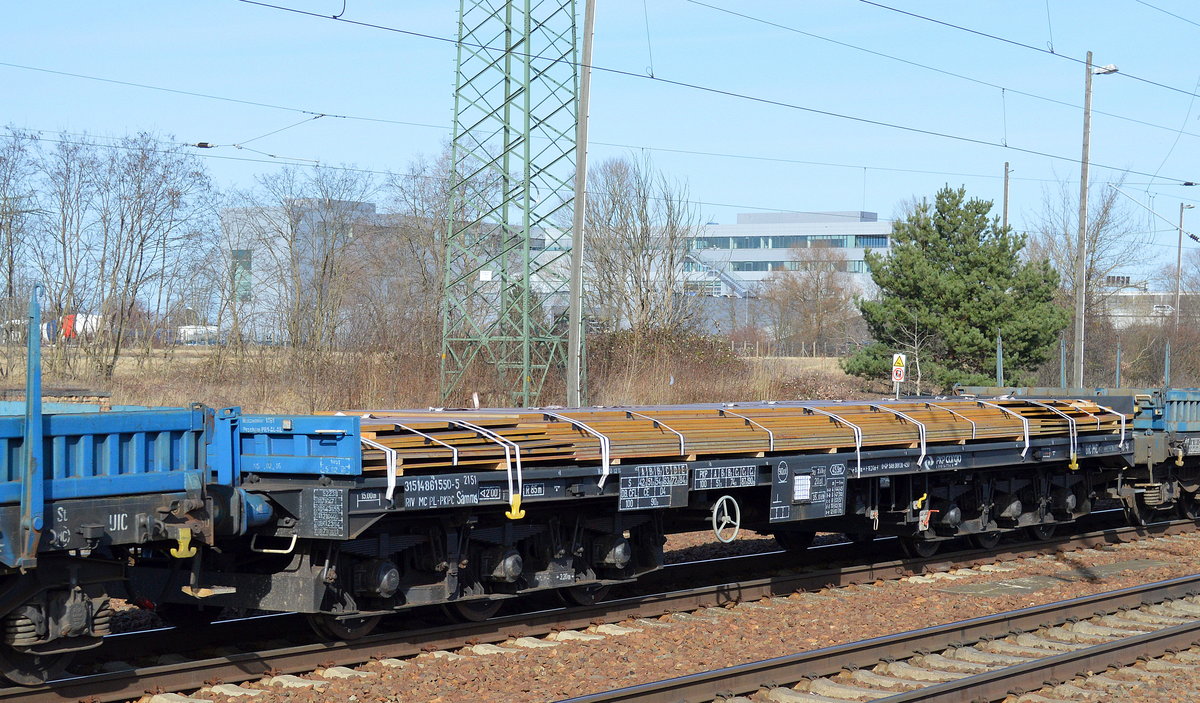 Sechsachsiger Drehgestell-Flachwagen der PKP Cargo mit der Nr. 31 RIV MC 51 PL-PKPC 4861 550-5 Samms 2151 beladen mit Stahlpaltten am 03.03.17 Bf. Flughafen Berlin-Schönefeld.