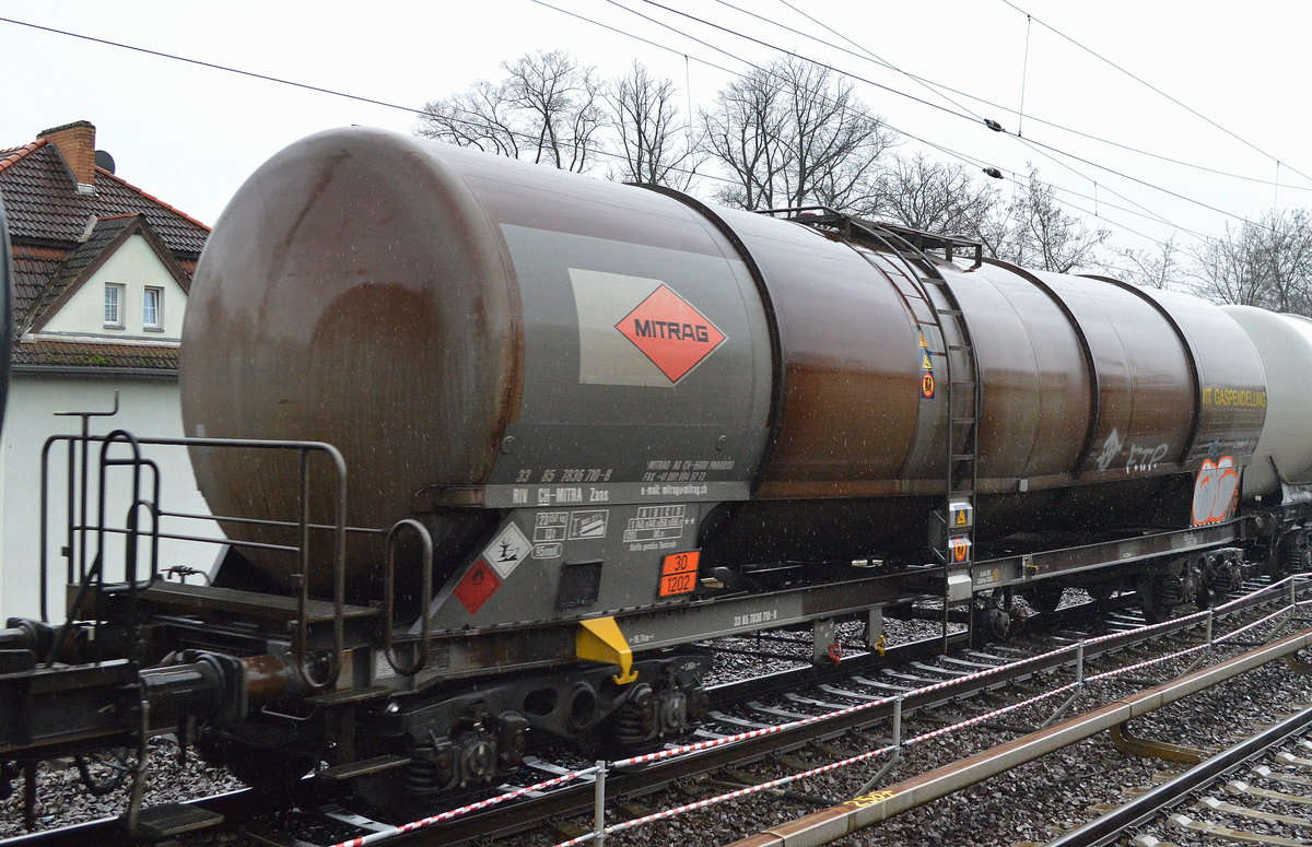 Sehe ich vor Ort zum ersten Mal, ein Kesselwagen der Fa. MITRAG AG aus der Schweiz mit der Nr. 33 RIV 85 CH-MITRA 7836 710-8 Zans Logo: MITRAG  (UN-Nr.: 30/1202 = Dieselkraftstoff) am 23.02.17 Berlin-Karow.
