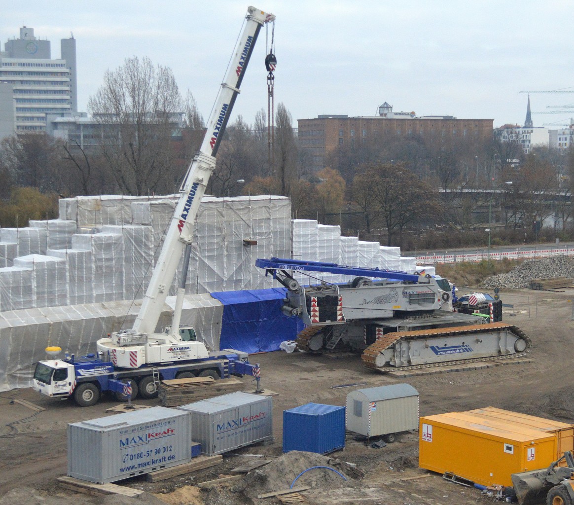 Sehr interessant wird sicherlich noch der Aufbau des doch schon recht gewaltigen Raupenkran, einem TEREX DEMAG CC6800 (1.250 t.) der Fa. MaxiKraft  mit Hilfe eines firmeneigenen LIEBHERR LTM? Fahrzeugkrans der Fa. MAXIMUM, 07.12.14 Großbaustelle Berlin-Wedding. 