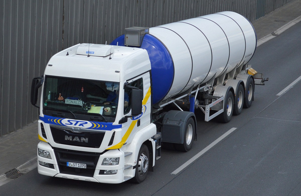Sehr moderner MAN Silosattelzug der Fa. STR am 07.05.15 Berliner Stadtautobahn Höhe Knobelsdorffstr.