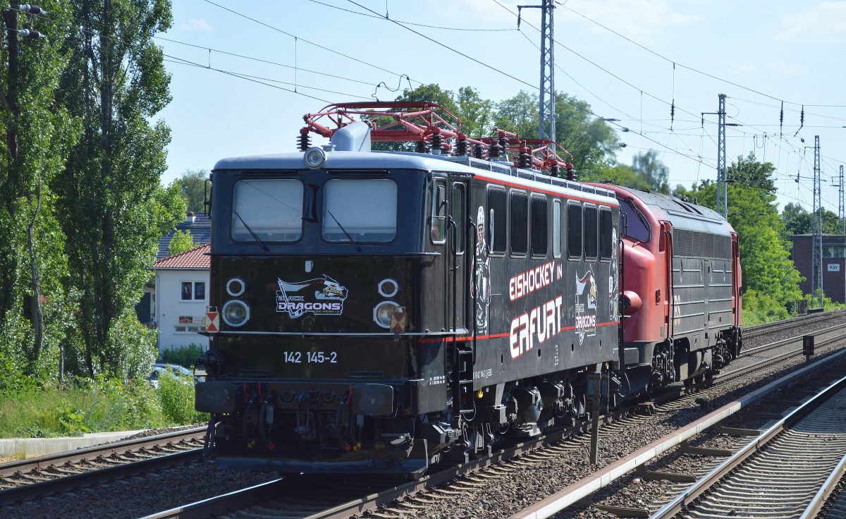 Sehr sch�n anzuschauen, die alte E-Lok in neuem Glanz mit schwarzem Lack und Logo des Erfurter Eishockey-Clubs, den Black Dragons, es ist die 142 145-2 (91 80 6142 145-2 D-EBS, LEW Bj.1968) gezogen von der Nohab 1131 der EBS am 07.06.14 Richtung Karower Kreuz Berlin.