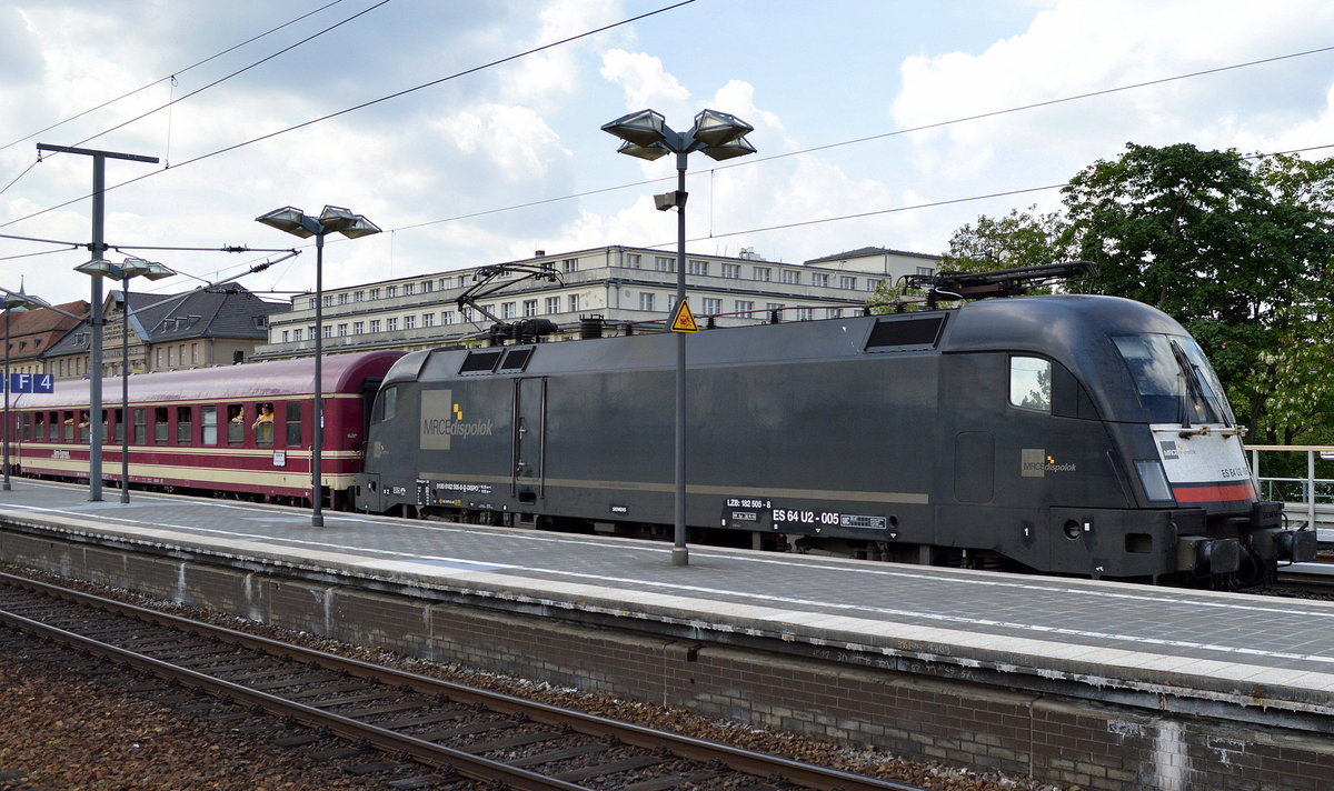 Sehr ungünstig kam für alle Fotografen heute der Dortmunder DFB Pokal-Endspiel Sonderzug auf dem Innengleis 4 des Bf. Zool.Garten an, auch der MRCE-Taurus von TXL ES 64 U2-005 (182 505-8) war nicht gerade spektakulär als Zuglok, 21.05.16 12:25 pünktlich.