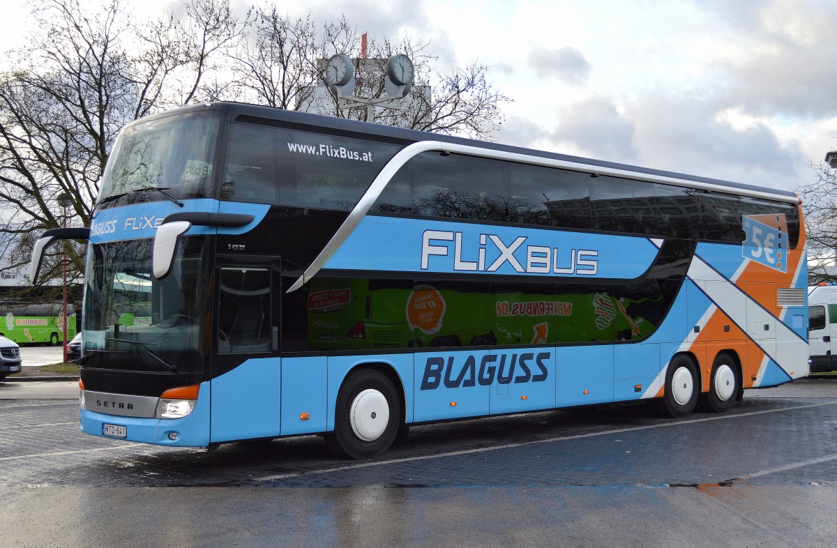 Seir kurzem haben die beiden großen Billiganbieter (dirkte Bahnkonkurenten) von Linienbusfahrten bundes- und europaweit, die Fa. FliXBUS und MEINFERNBUS.DE fusioniert und wollen dann auch bald ihr unterschiedliches Farbdesign angleichen, hier noch in den Farben von FliXBUS ein SETRA S431DT Doppelstockreisebus am 14.01.15 ZOB Berlin.